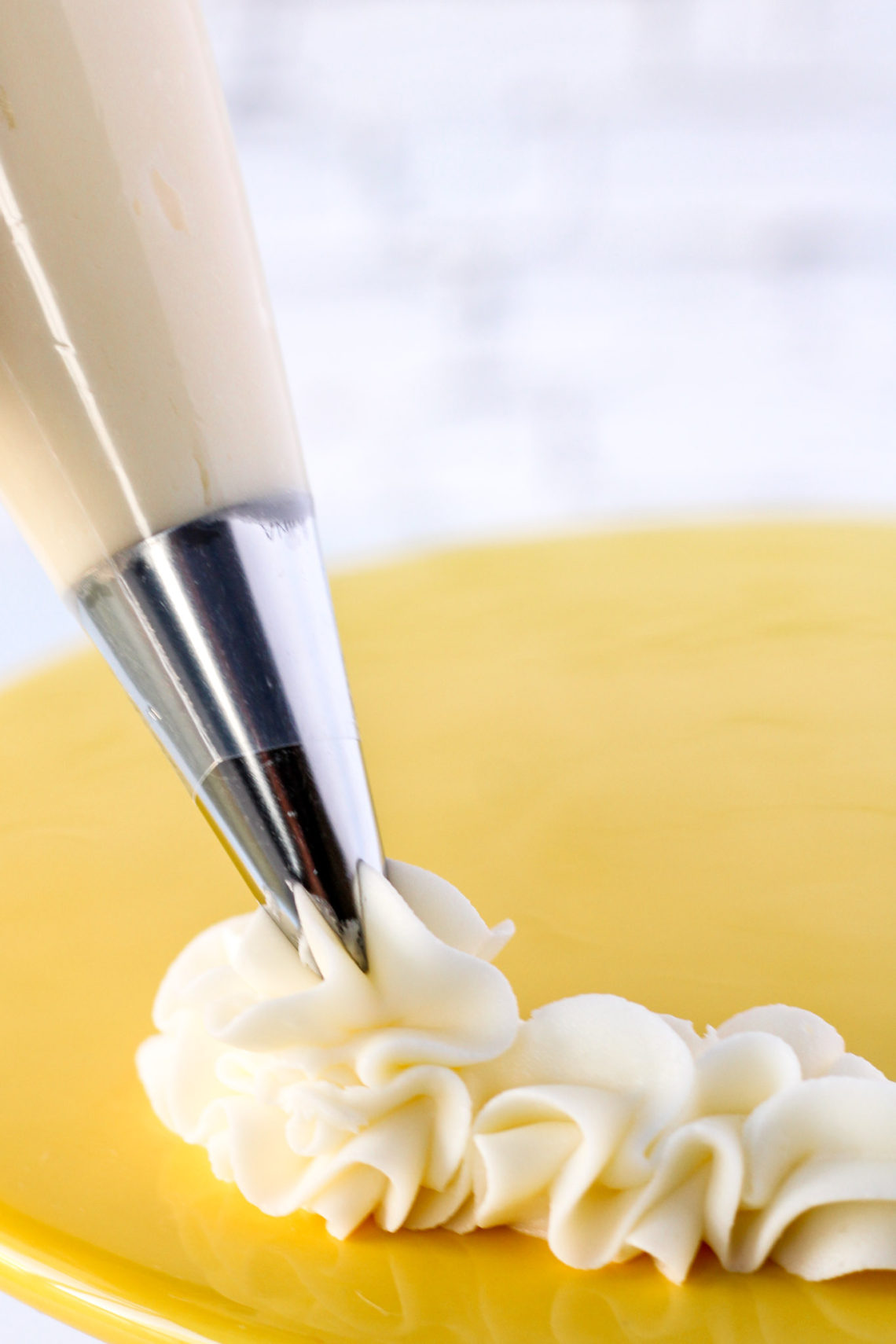 Icing Mess Top Tips for Tidy Cakes & Beautiful Presentation - Bakes and Blunders