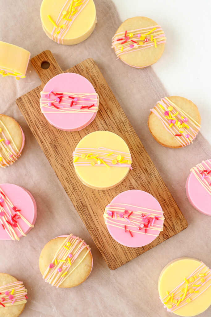 Strawberry Lemonade Marshmallow Bites with cookies