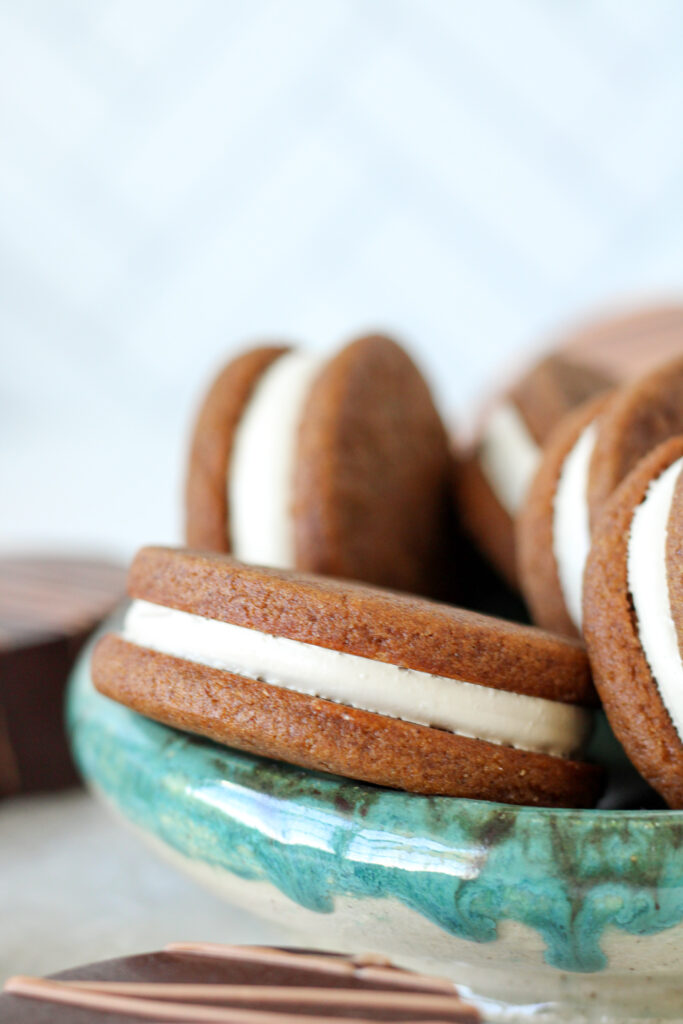 Gingerbread cookies with molasses marshmallow filling